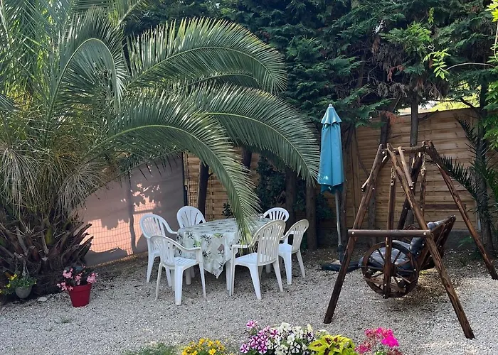 Фото Villa La Desiree, Haut De La Villa Tres Lumineux, Entierement Renovee, 3 Pieces, Climatise, Parking Prive Dans 120M2 De Jardin, Proche Plage ! Антіб